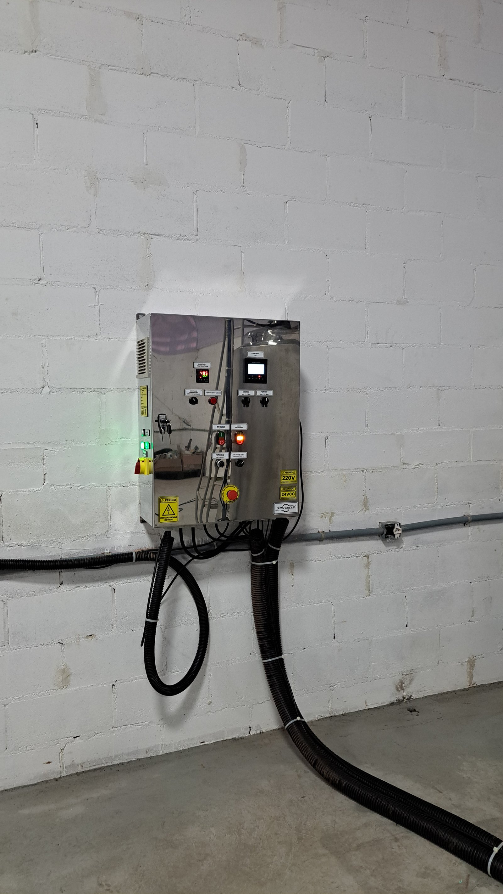 Planta industrial completa em Itabira/MG com painéis elétricos e infraestrutura de eletrocalhas montados pela Duty Cycle